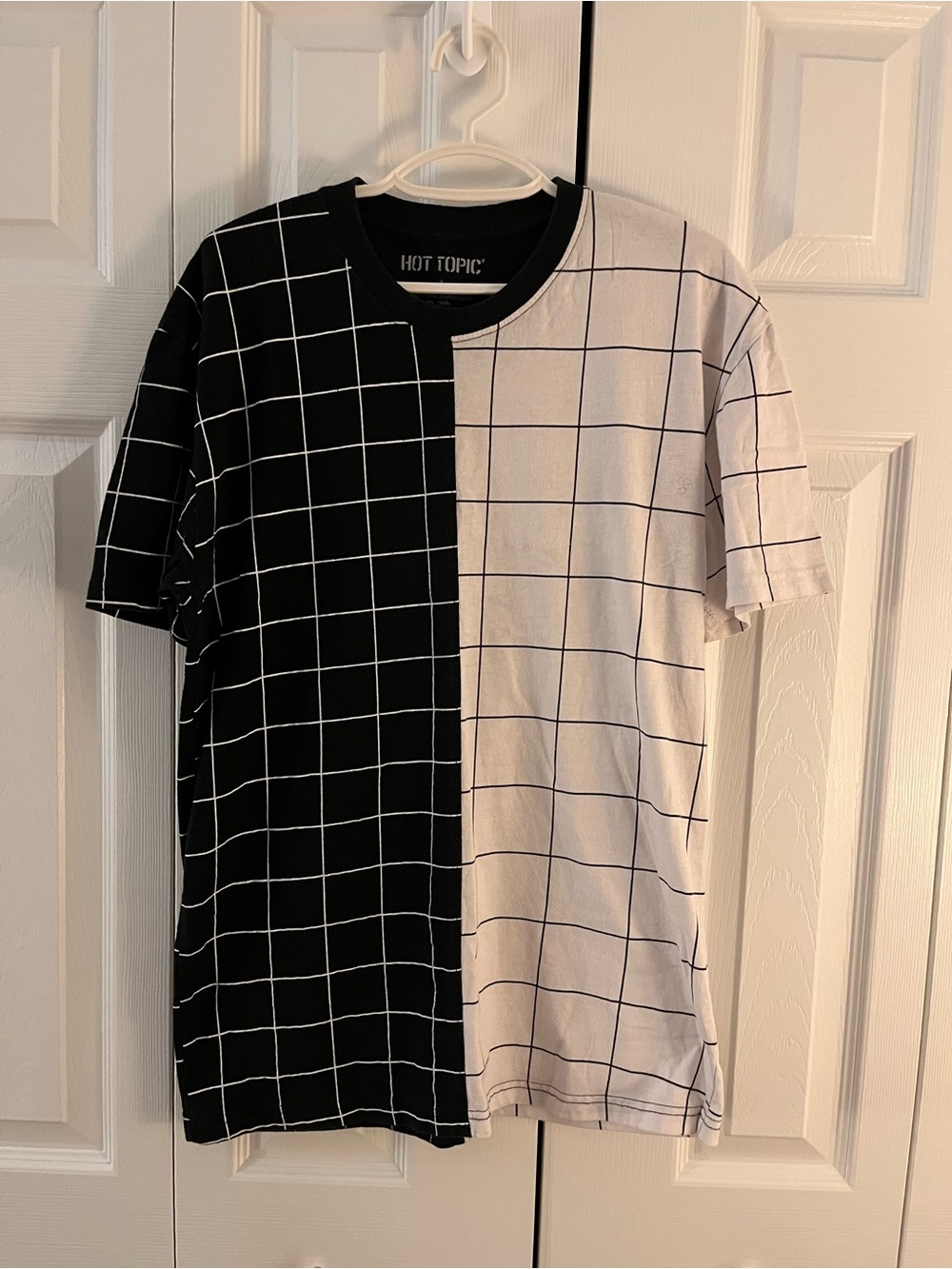 Hot Topic Black & White Split Grid Short Sleeve Tee